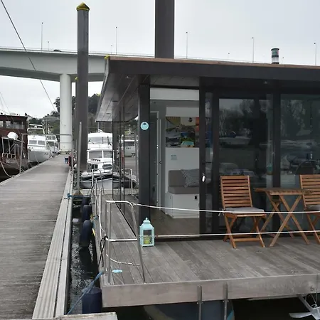 Douro Floating House Úszó hotel Porto